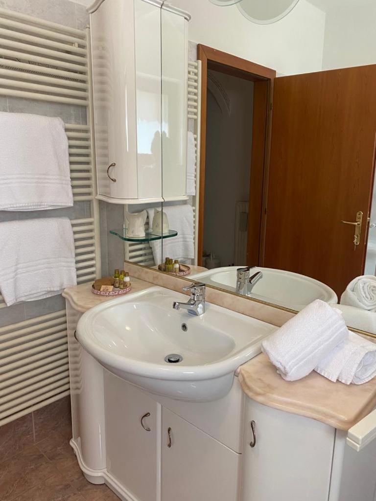 La Casa Sul Lago Apartments - Olive Tree Apartment Лимоне-суль-Гарда Экстерьер фото